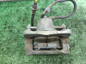 Суппорт передний правый TOYOTA AQUA OEM 4773052280 NHP10 2011-