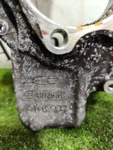 Кулак повороротный передний левый AUDI A4 OEM 8E0407257H 8EBWEF 2005