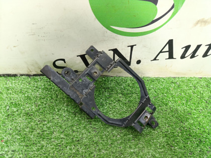 Кронштейн противотуманной фары правый J31