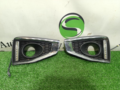 Накладка противотуманной фары (пара) PE52