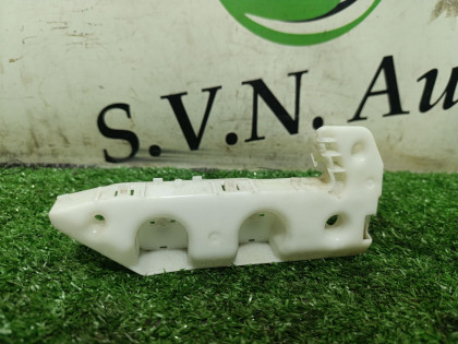 Кронштейн переднего бампера правый DNT31