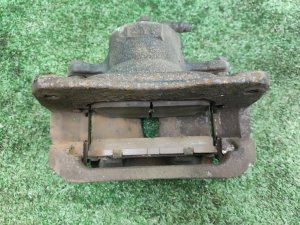 Суппорт передний правый TOYOTA ALPHARD MNH15 2004