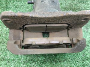 Суппорт передний левый TOYOTA ALPHARD MNH15 2004