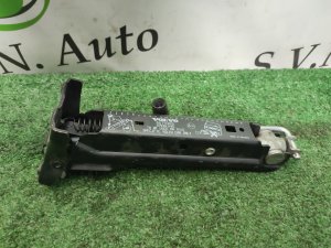 Домкрат (правая) 8679369 VOLVO V70