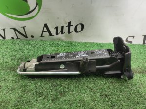 Домкрат (правая) VOLVO V70 OEM 8679369 BW 2008
