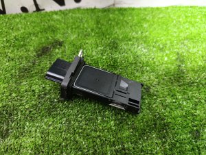 Датчик массового расхода воздуха 226807S000 NISSAN TIIDA