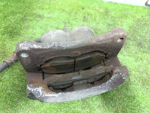 Суппорт передний правый MITSUBISHI PAJERO OEM MR510538 V88W 2011